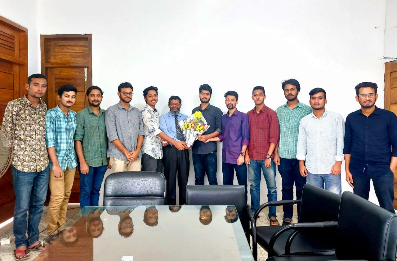 ১৯তম কার্যকরী পরিষদকে ফুল দিয়ে শুভেচ্ছা জানাচ্ছেন  উপ-উপাচার্য অধ্যাপক ড. মো. কবির হোসেন