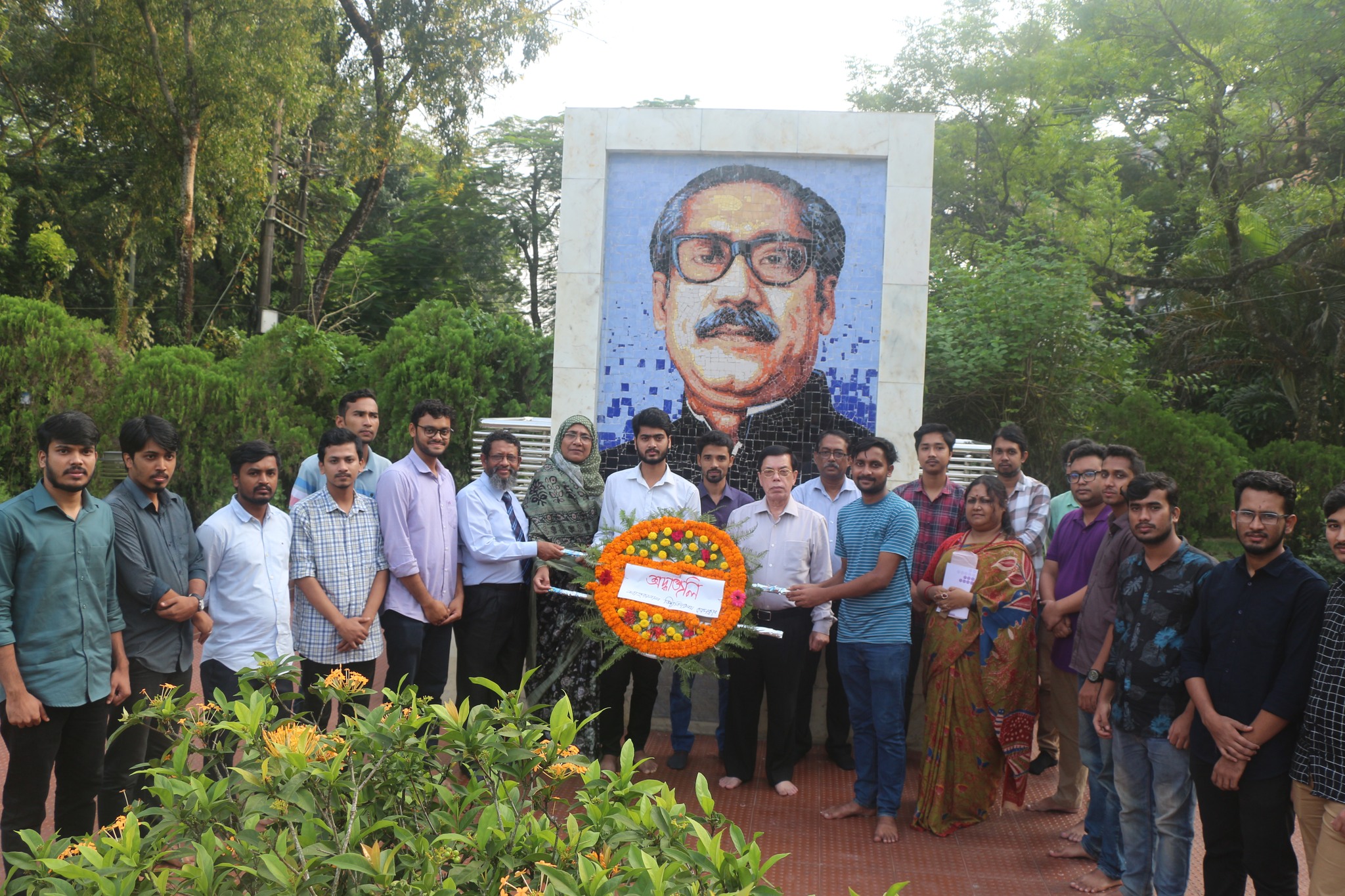 জাতির জনক বঙ্গবন্ধু শেখ মুজিবুর রহমানের প্রতিকৃতিতে শাবি প্রেসক্লাবের নবগঠিত কমিটির নেতৃবৃন্দের পুষ্পস্তবক অর্পণ